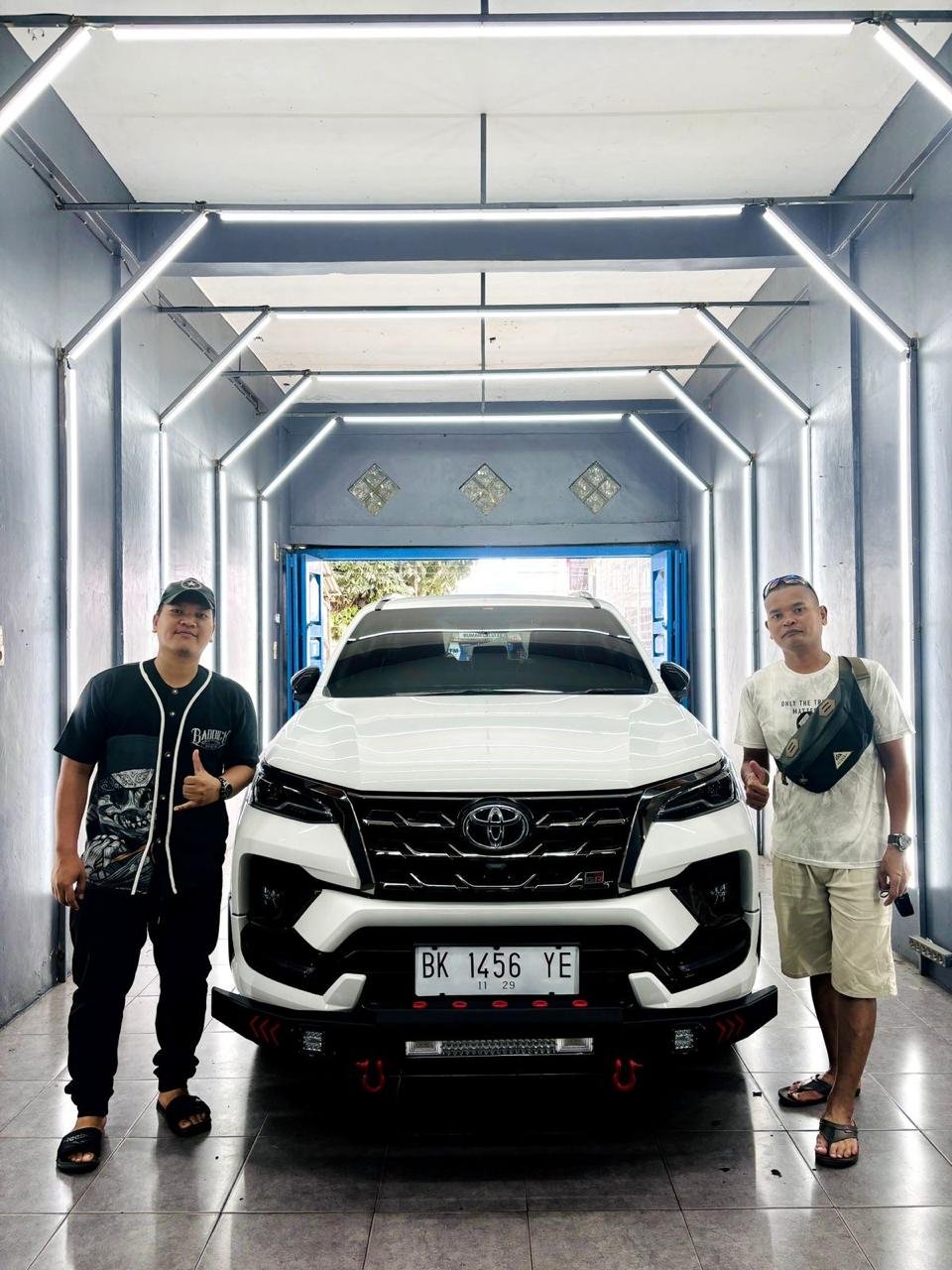 Hasil coating MPV dengan kilap premium
