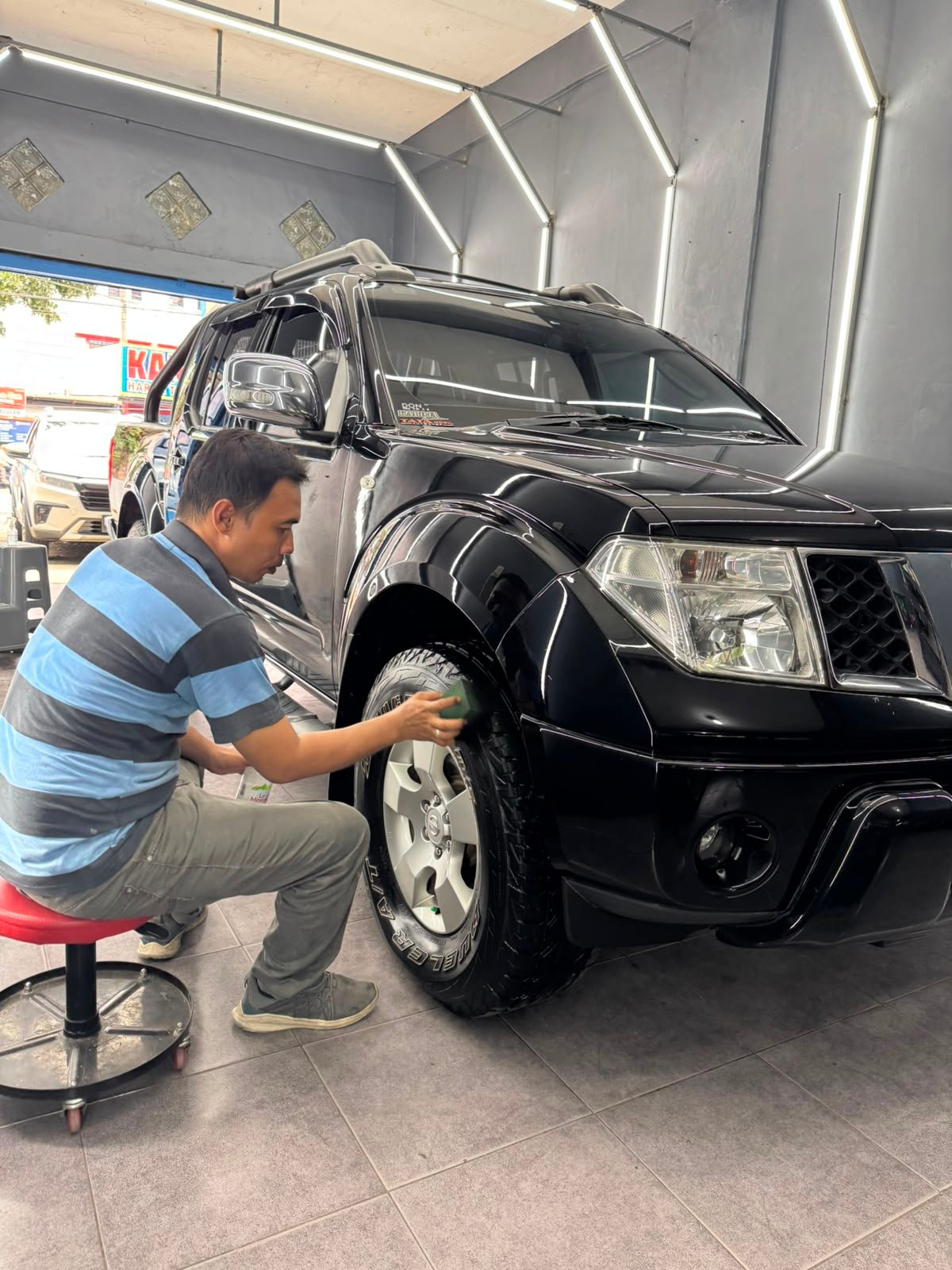 Hasil detailing bodi mobil putih mengkilap
