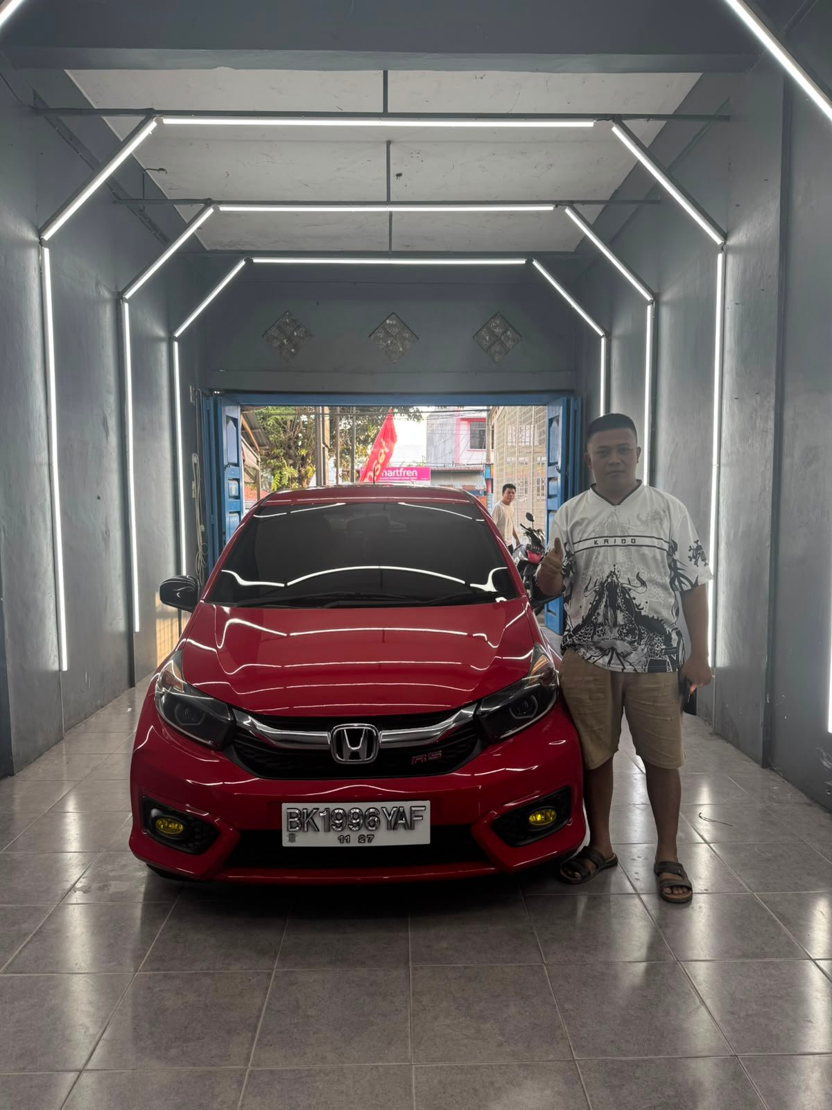 Permukaan bodi mobil glossy dengan efek water beading
